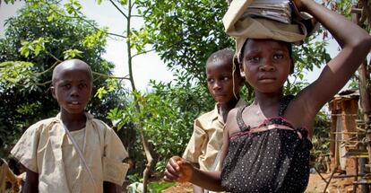 Tres menores deambulan por el distrito deprimido de Kanyosha, en la ciudad de Bujumbura, capital de Burundi.