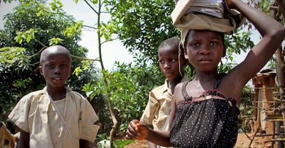 Tres menores deambulan por el distrito deprimido de Kanyosha, en la ciudad de Bujumbura, capital de Burundi.