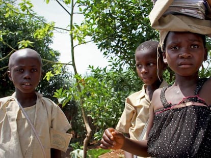 Tres menores deambulan por el distrito deprimido de Kanyosha, en la ciudad de Bujumbura, capital de Burundi.