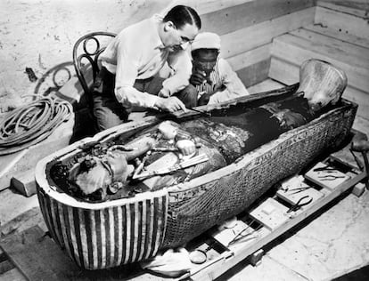 Howard Carter examina el sarcófago de Tutankamón, en 1922.