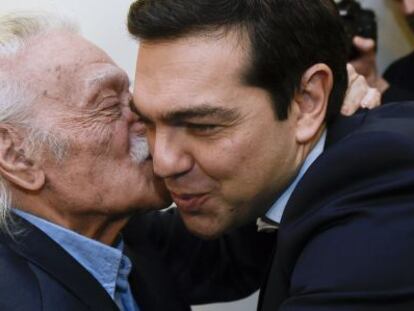 Manolis Glezos abraza a Alexis Tsipras, el 13 de marzo en Bruselas.
