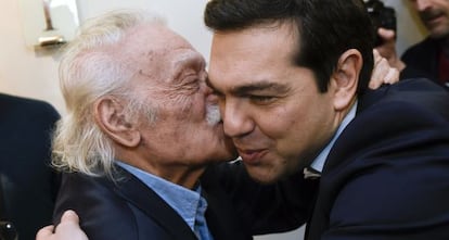 Manolis Glezos abraza a Alexis Tsipras, el 13 de marzo en Bruselas.