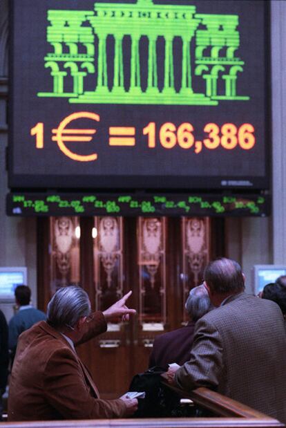 Primer día de cotización del euro en la Bolsa de Madrid.