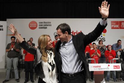 El candidato socialista, Tomás Gómez, junto a la ministra de Exteriores, Trinidad Jiménez.