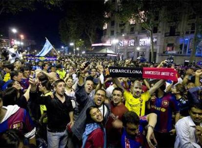 Seguidores del Barça celebran en Canaletas la clasificación del equipo para la final.