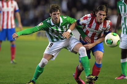 Rub&eacute;n P&eacute;rez y Filipe Luis disputan el bal&oacute;n.