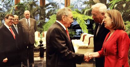 Castro saluda a Pastor y Margallo en La Habana.