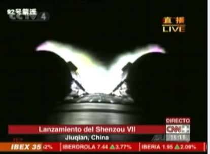 Captura de televisión de un momento del despegue de la nave china Shenzhou VII
