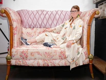 La directora de Casa Planas, Marina Planas, posa en un sofá que encontró en el edificio al abrirlo en 2015 como centro cultural.
