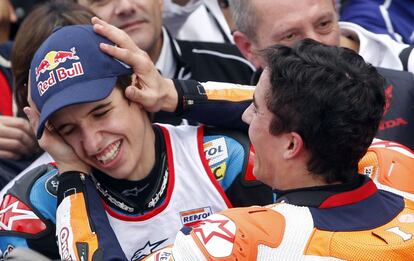 Marc Márquez felicita a su hermano Álex tras conseguir el título de Moto3