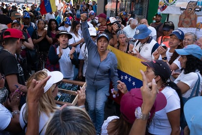 Una dirigente del gremio de profesores da un discurso antes de comenzar la marcha por el Día del Trabajo en Caracas (Venezuela), este lunes.