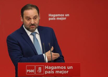El secretario de Organización del PSOE, José Luis Ábalos, durante a rueda de prensa ofrecida hoy en la sede socialista de la calle Ferraz.