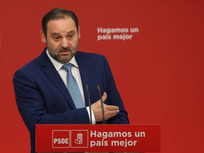  El secretario de Organización del PSOE, José Luis Ábalos, durante a rueda de prensa ofrecida hoy en la sede socialista de la calle Ferraz.