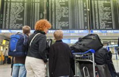 Un panel informativo anuncia vuelos cancelados en el aeropuerto en el aeropuerto de Fráncfort (Alemania). EFE/Archivo