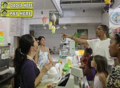 El presidente electo, con sus hijas en un centro comercial de Hawai.