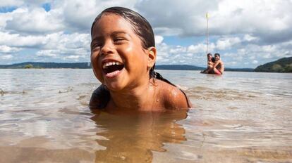 Niña ribeirinha de la comunidad Montanha e Mangabal, en el río Tapajós.