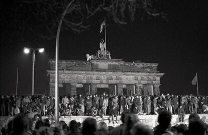 Miles de personas se agolpan sobre el Muro, para pasar a Berlín occidental.