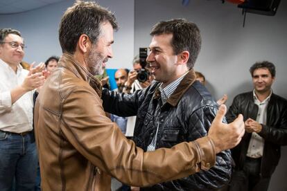 Villoslada y Gonzalo Caballero (derecha), se abrazan tras conocer el resultado.