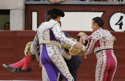 Miembros de la cuadrilla de Jiménez Fortes llevan al diestro a la enfermería tras recibir una cornada de su segundo toro.