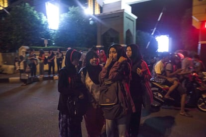 Residentes indonesios permanecen en la calle tras el terremoto registrado en Padang, Sumatra Occidenteal (Indonesia).