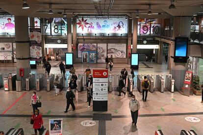 Varias personas transitan el interior de la estación de Atocha este lunes.