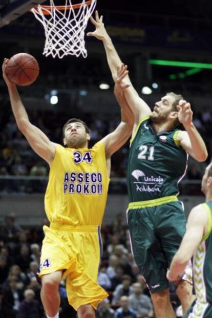 Zoric entra a canasta ante Hrycaniuk, del Asseco Prokom.
