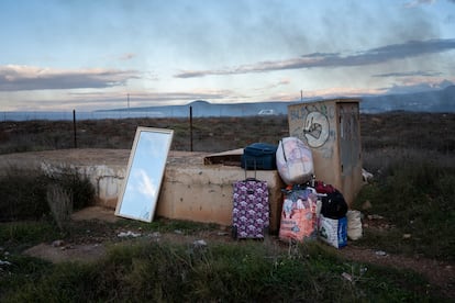 Enseres de los migrantes tras abandonar el lugar.