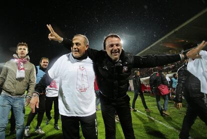 El entrenador de Carpi, Fabrizio Castori (izquierda), celebra al ganar la promoción a la Serie A italiana.