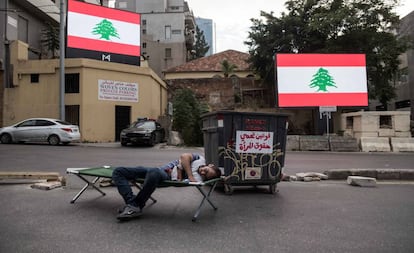 Un hombre, este lunes durante las protestas en Beirut.