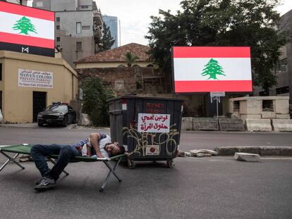 Un hombre, este lunes durante las protestas en Beirut.