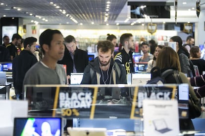 Ambiente de compras en FNAC de Plaza Cataluña de Barcelona.