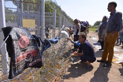 Un grupo de refugiados, en un campamento de Serbia junto a la frontera con Hungr&iacute;a.