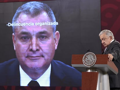 Andrés Manuel López Obrador junto a un proyección con la imagen de Genaro García Luna, durante una conferencia de Presidencia.