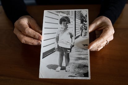 Aguiló muestra una vieja fotografía de sí misma.