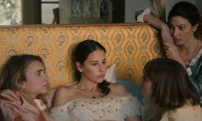 Desde la izquierda, Itziar Manero, Irene Escolar, Helena Ezquerro y Bárbara Lennie, en 'Las chicas están bien'.