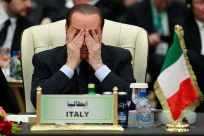 El primer ministro italiano, Silvio Berlusconi, durante la cumbre entre la Unión Africana y la UE que se ha celebrado hoy en Tripoli.