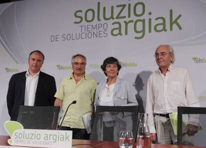 Mikel Santiago, Xabier Olano, Laura Mintegi y Sabin Kortabitarte, ayer en Bilbao.