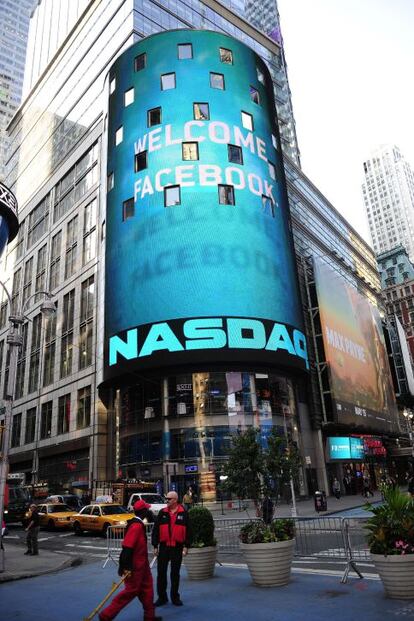 Un cartel luminoso del NASDAQ da la bienvenida a Facebook en Times Square, Nueva York