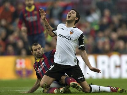 Mascherano entra sobre Parejo.