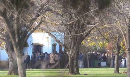 Familiares y amigos asisten al funeral de Inés Zorreguieta este viernes en el cementerio Memorial de Pilar, a unos 60 kilómetros del centro de Buenos Aires (Argentina).