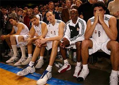 Los jugadores del Real Madrid, en su banquillo, tras la derrota de su equipo frente al Hapoel de Jerusalén.