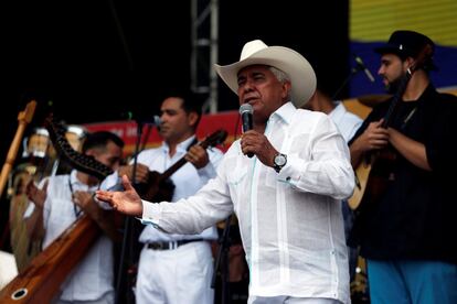 El artista venezolano Reynaldo Armas durante su actuación en el 'Venezuela Aid Live'.