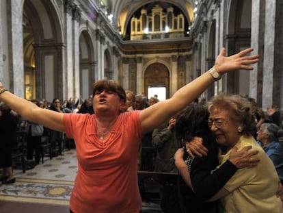 Fieles en la catedral de Buenos Aires celebran la elecci&oacute;n de Bergoglio