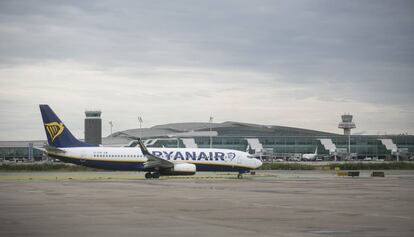 Un avi&oacute;n de la compa&ntilde;&iacute;a Ryanair en el Aeropuerto de El Prat.