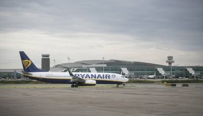 Un avión de la compañía Ryanair en el Aeropuerto de El Prat.
