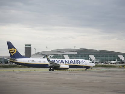 Un avi&oacute;n de la compa&ntilde;&iacute;a Ryanair en el Aeropuerto de El Prat.