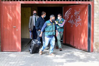 Un grupo de agentes de la Unidad Central Operativa de la Guardia Civil (UCO), durante un registro del 'caso Azud'.