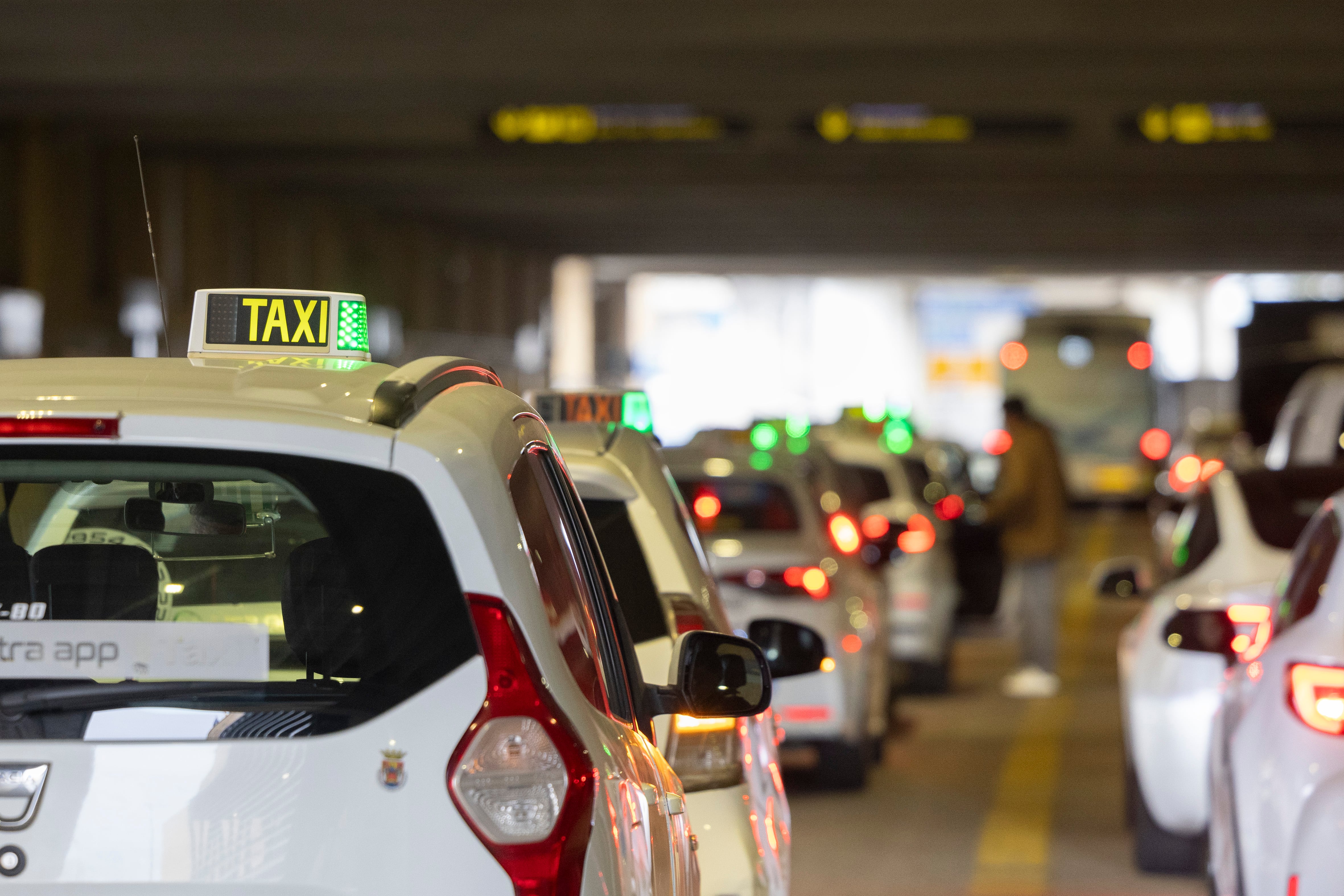 Taxis en el aeropuerto de Sevilla.