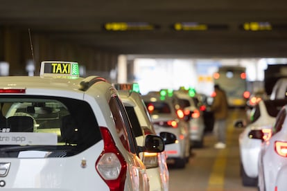 Taxis en el aeropuerto de Sevilla.