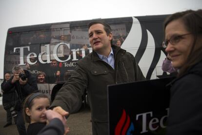 El senador, Ted Cruz, candidato republicano a la presidencia de Estados Unidos, saluda a unos votantes en Manchester, en el Estado de Iowa, el 25 de enero de 2016.